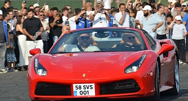 Sivas’ta drift alanı açıldı: Belediye Başkanı Ferrari’yle piste çıktı